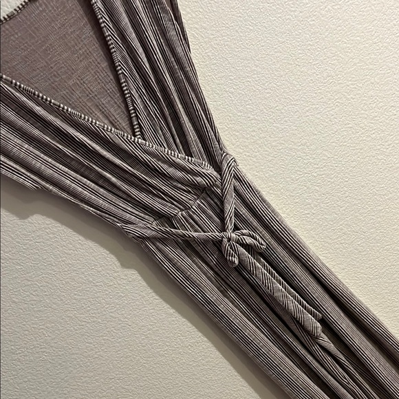 Gray Satin Jumpsuit with Relaxed Fit and Pleated Details - Picture 5 of 5